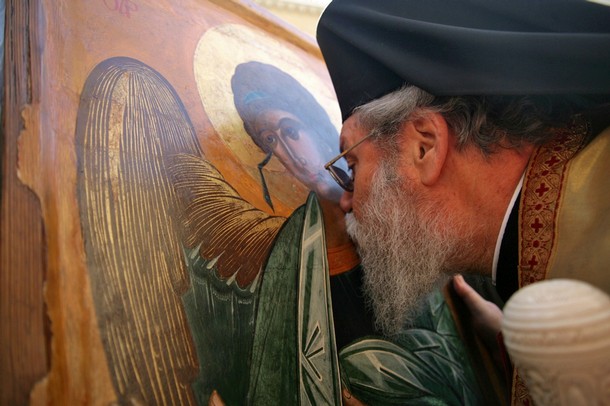 Biserica Ciprului reduce salariile