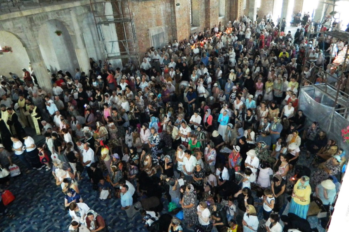 O mie de credincioşi în rugăciune la Oneşti