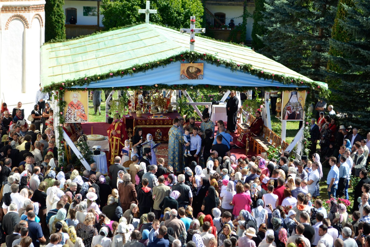 Hramul Mănăstirii Secu, sărbătorit în prezenţa a doi ierarhi