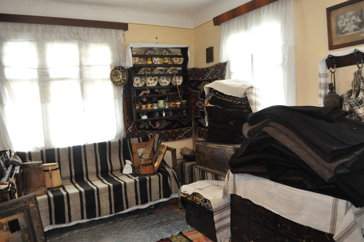 Pasiune, la 23 de ani, pentru portul popular din Bucovina