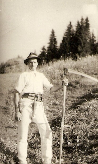 Pasiune, la 23 de ani, pentru portul popular din Bucovina