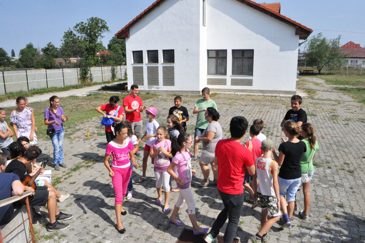 Tinerii din cadrul YMCA au desfăşurat diferite jocuri pentru copiii din tabără 200 de copii în Tabăra de creaţie „Aripi de înger“