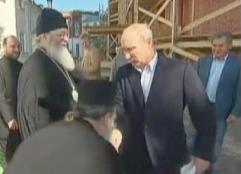 Sărutarea mâinii – binecuvântare sau servilism?