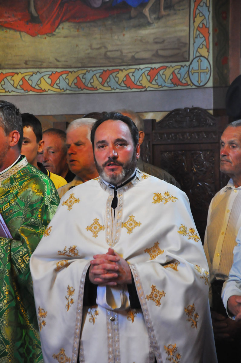 Preotul Grigore Andron, parohul Bisericii „Adormirea Maicii Domnului“ „Sfintele moaşte nu au vrut să plece de la noi“