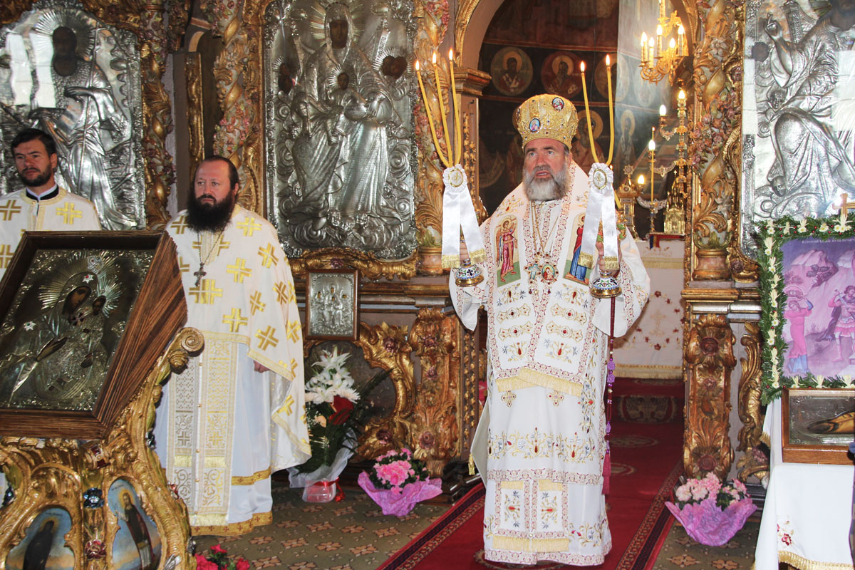 Slujbă arhierească la Roman în cinstea Sfinţilor Varlaam şi Ioan de la Râşca şi Secu