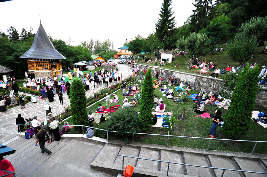 „Bucură-te, Cuvioasă Teodora, a Moldovei duhovnicească floare!”