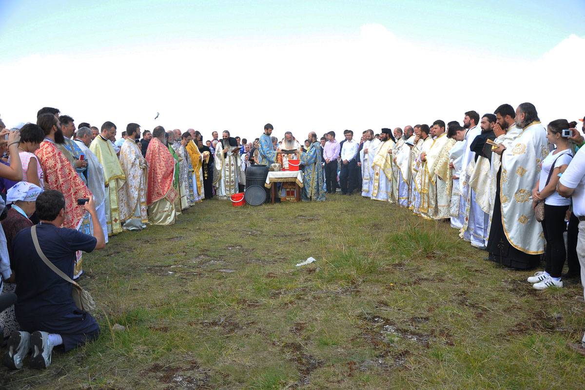 Slujba hramului Muntelui Ceahlău s-a terminat cu procesiunea spre platoul aflat în apropierea mănăstirii, unde s-au înălţat rugăciuni pentru ploaie „Viaţa fiecăruia dintre noi ar trebui să fie ca o urcare pe Muntele Taborului“