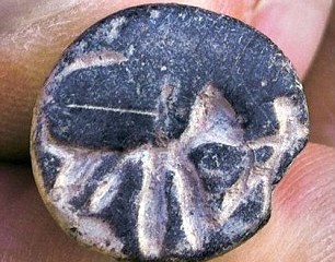 Descoperire: o pecete cu Samson luptând cu un leu