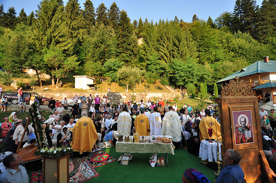 „Bucură-te, Cuvioasă Teodora, a Moldovei duhovnicească floare!”