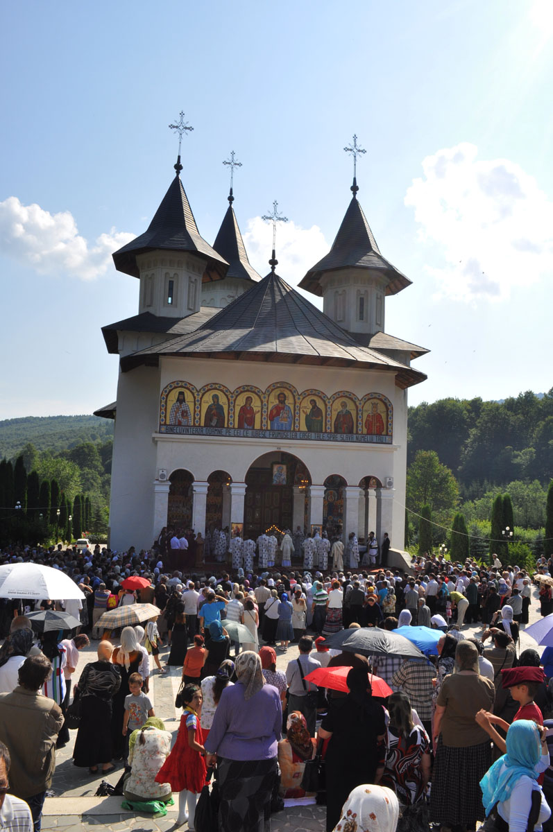 Biserica Mănăstirii Sihăstria va îmbrăca straie de sărbătoare pe 7 august Pelerini în rugăciune la sărbătorile sfinţilor nemţeni