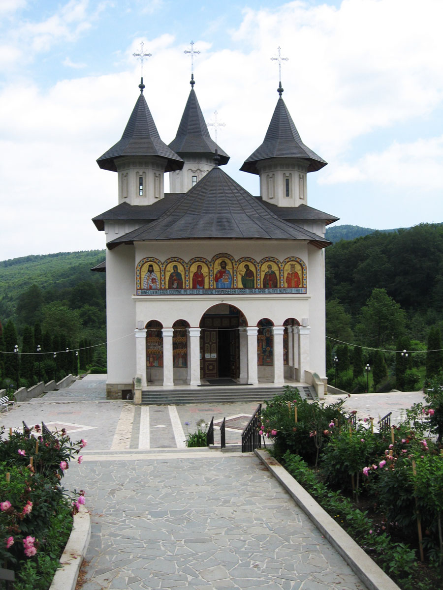 Pelerin la icoana făcătoare de minuni de la Mănăstirea Sihăstria