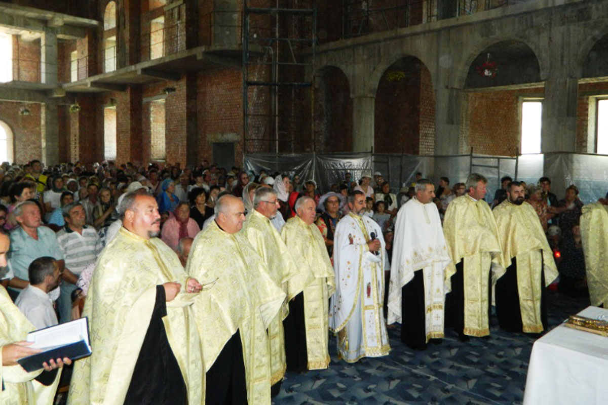 O mie de credincioşi în rugăciune la Oneşti