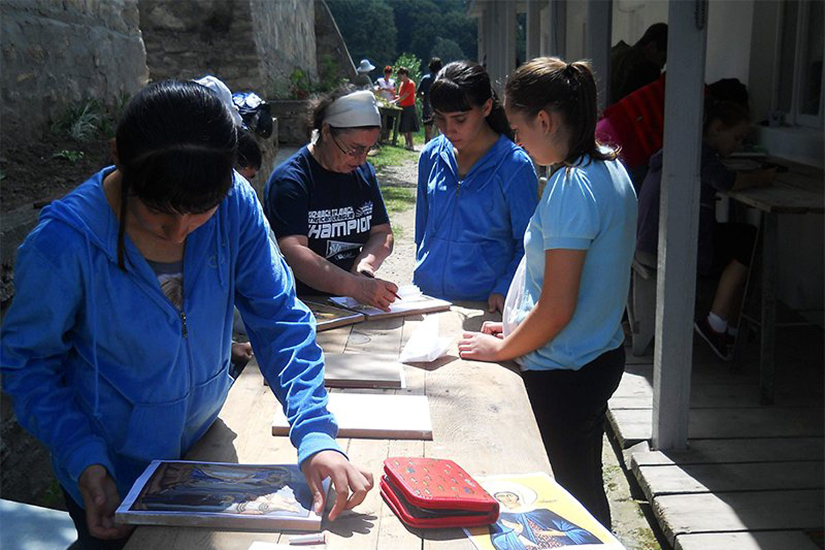 Tabăra de creaţie religioasă la Mănăstirea Lacuri