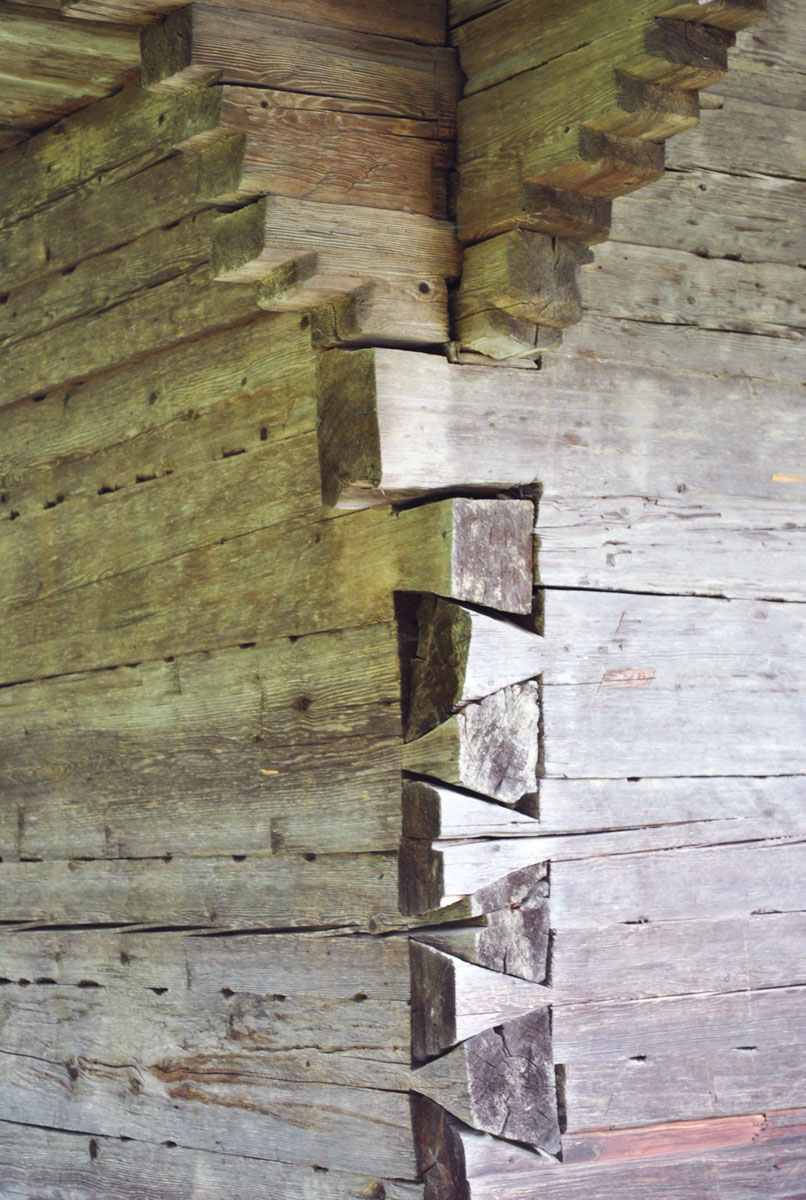 Vechea biserică a Putnei, un monument condamnat la dispariţie