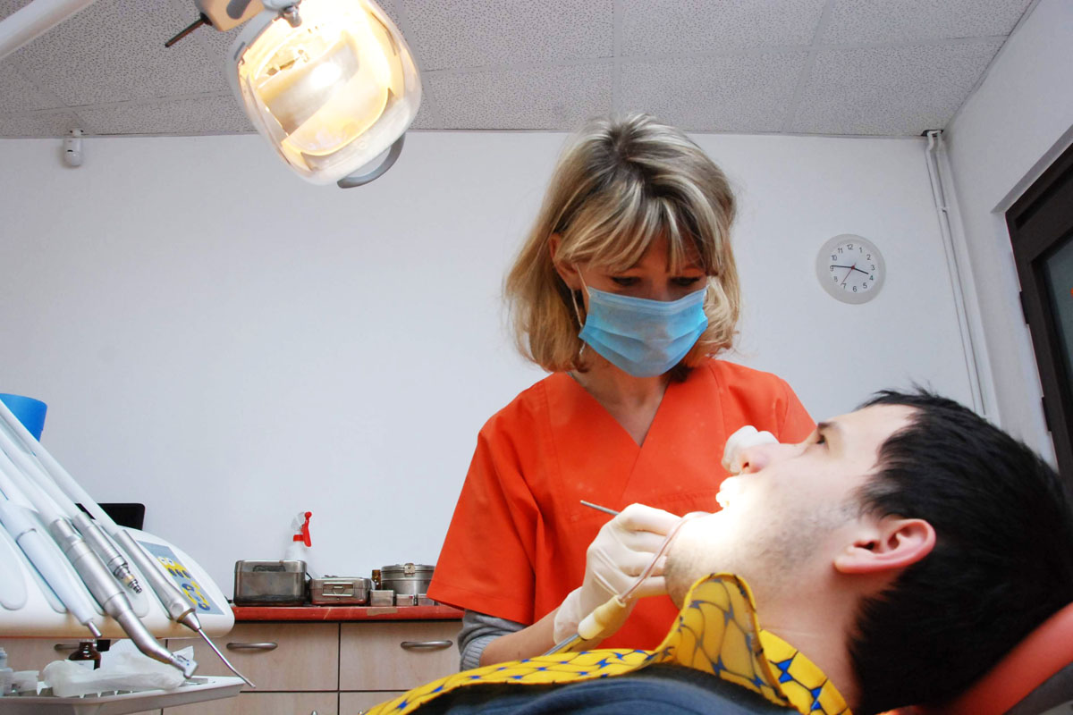 80% dintre români au probleme dentare