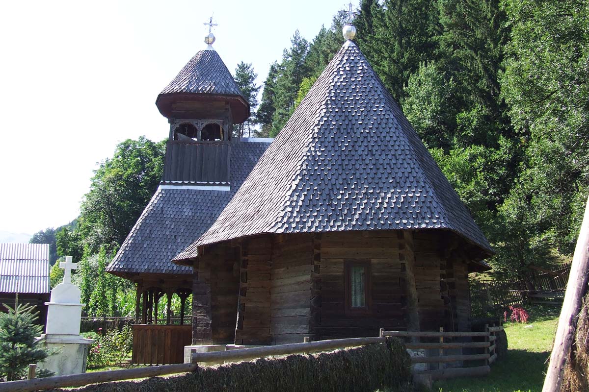 Graţioasele ctitorii de lemn ale Neamţului