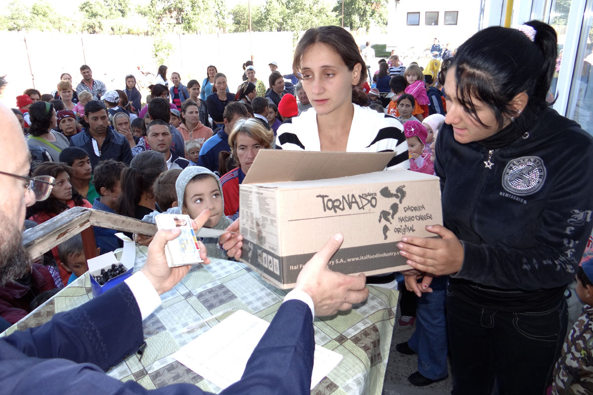 Acţiuni social-umanitare în sprijinul celor nevoiaşi