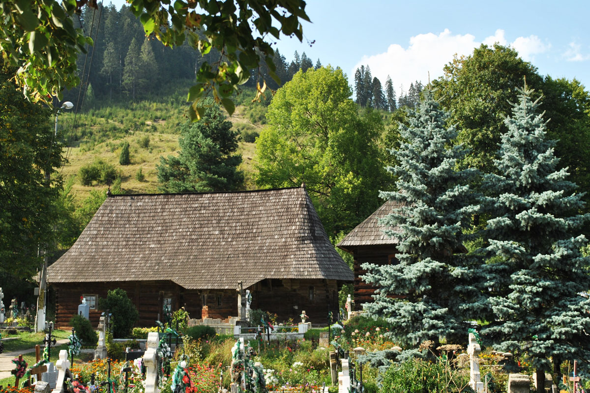 Vechea biserică a Putnei, un monument condamnat la dispariţie