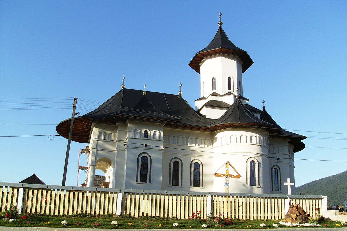 Două biserici din Moldova au primit veşmântul sfinţirii