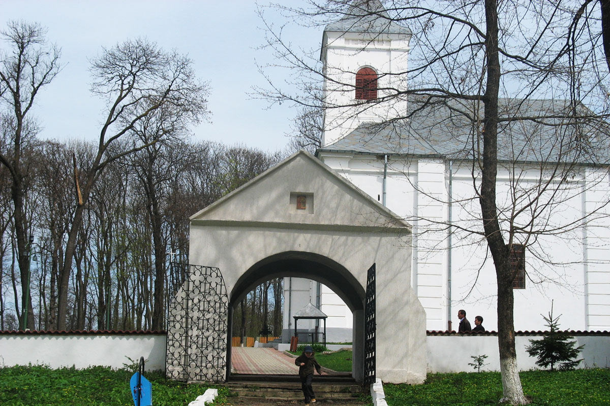 Mănăstirea Miclăuşeni, un loc de tihnă în mijlocul naturii