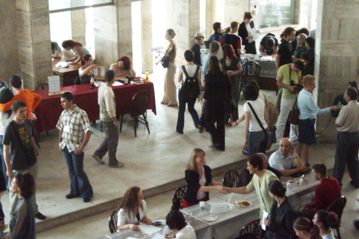 Locuri de muncă pentru absolvenţii de liceu şi facultate