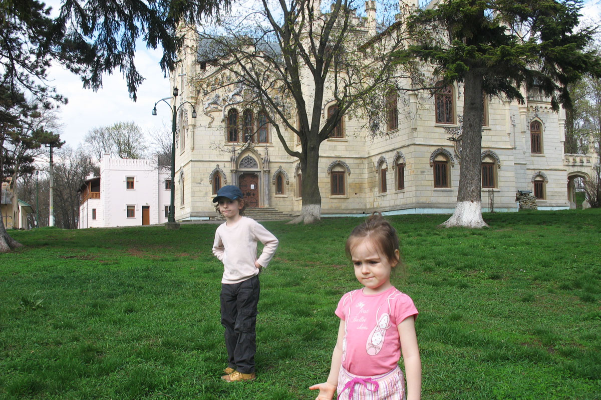 Mănăstirea Miclăuşeni, un loc de tihnă în mijlocul naturii