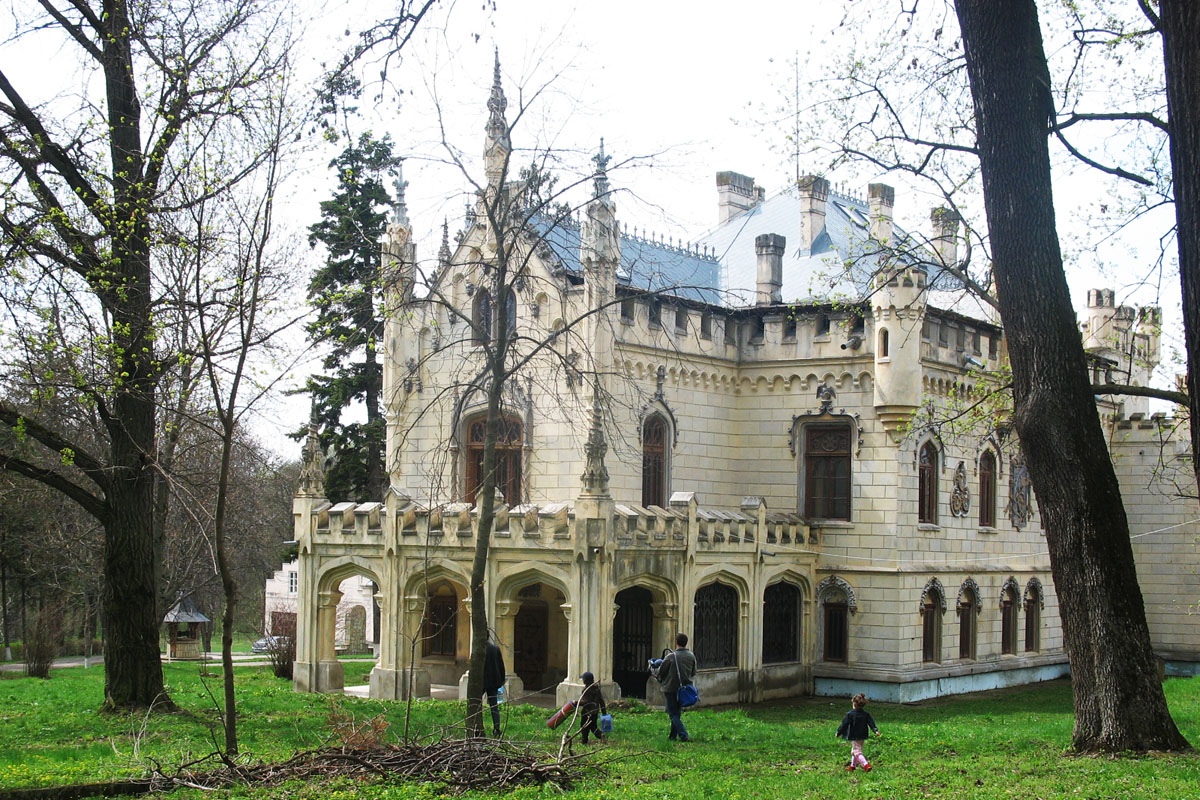 Mănăstirea Miclăuşeni, un loc de tihnă în mijlocul naturii