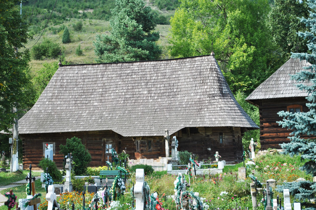 Vechea biserică a Putnei, un monument condamnat la dispariţie