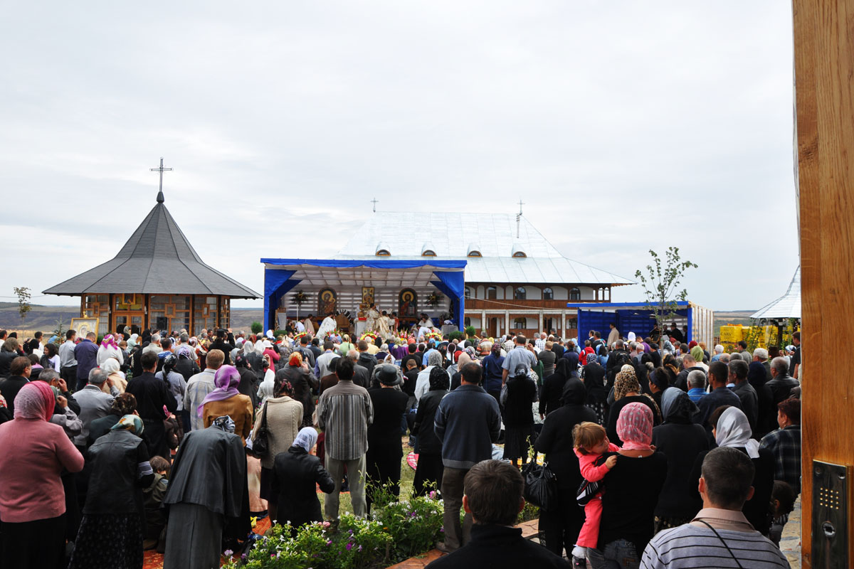 Mii de pelerini la mănăstirile închinate Naşterii Maicii Domnului