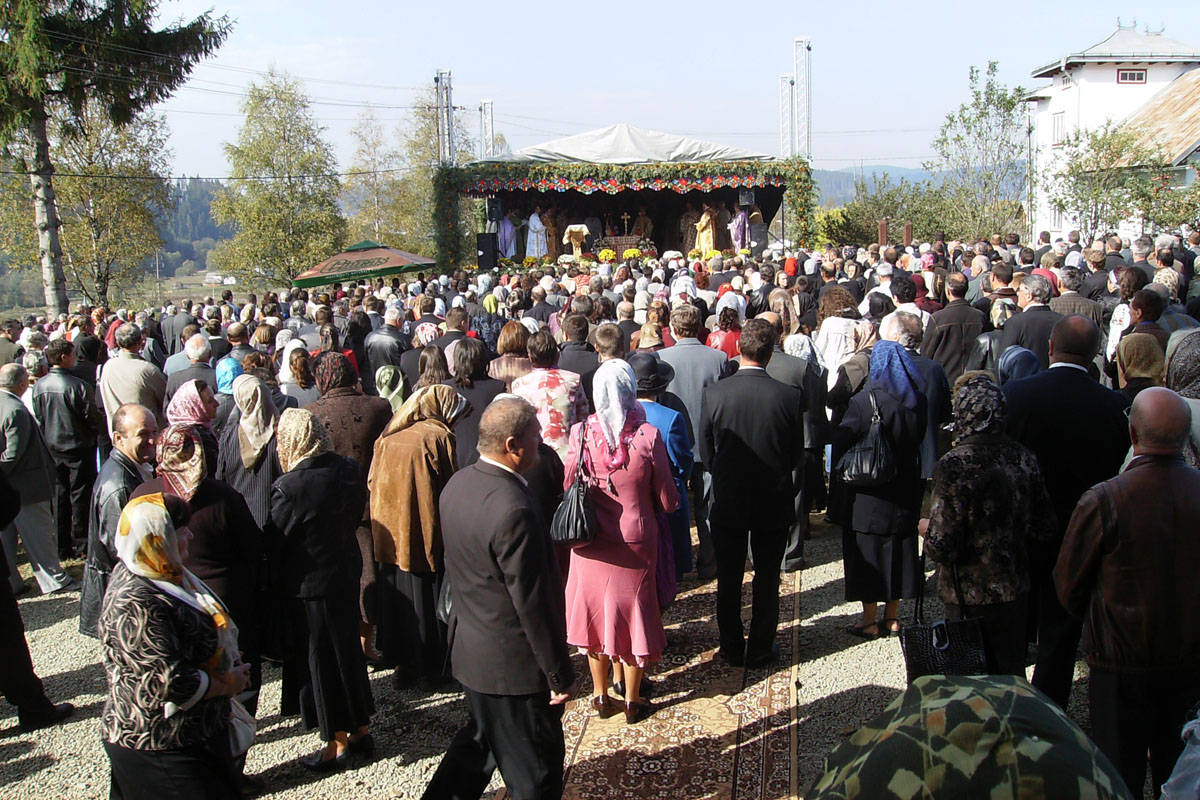 Două biserici din Moldova au primit veşmântul sfinţirii