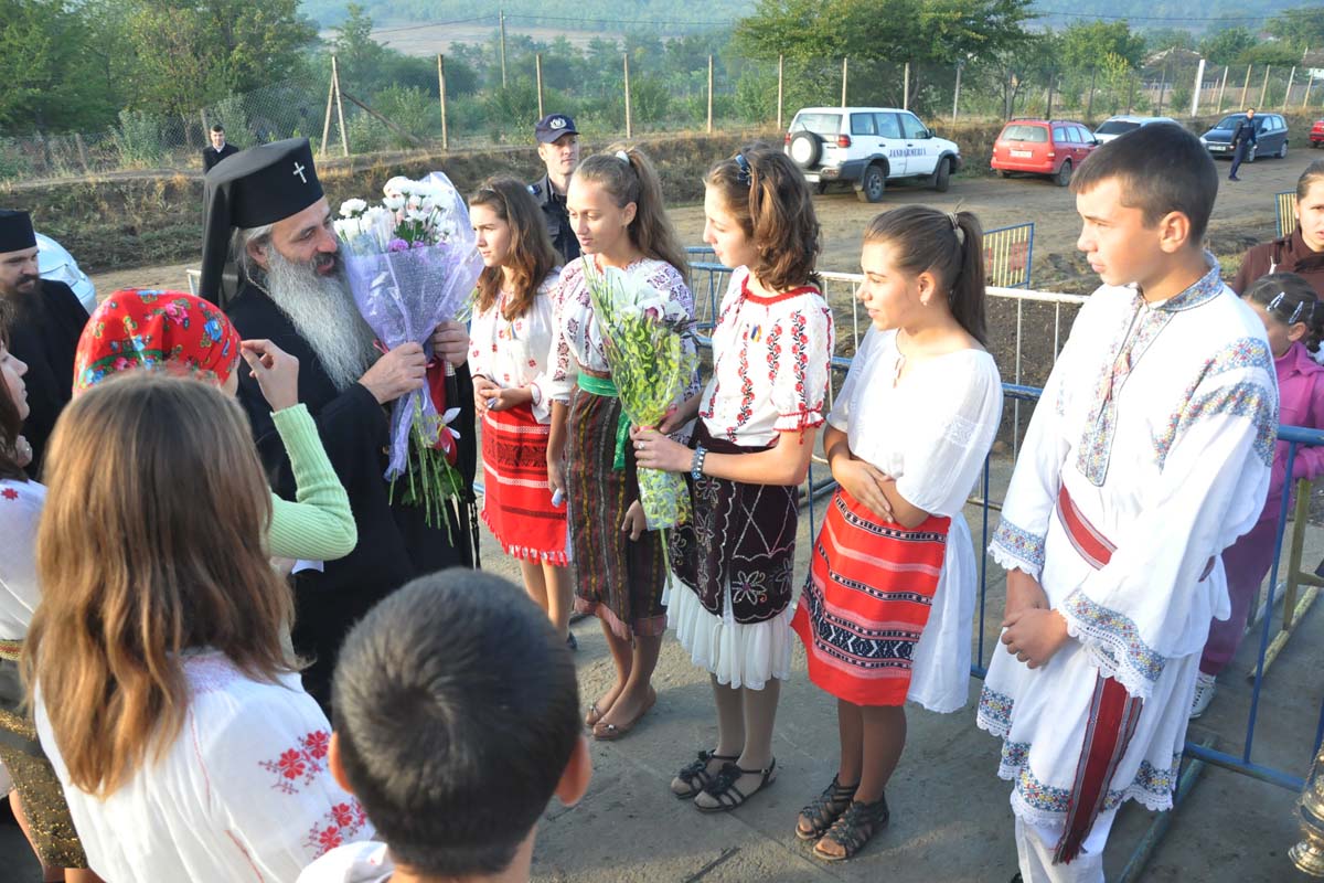 Sfinţire de biserică şi grădiniţă în localitatea ieşeană Traian