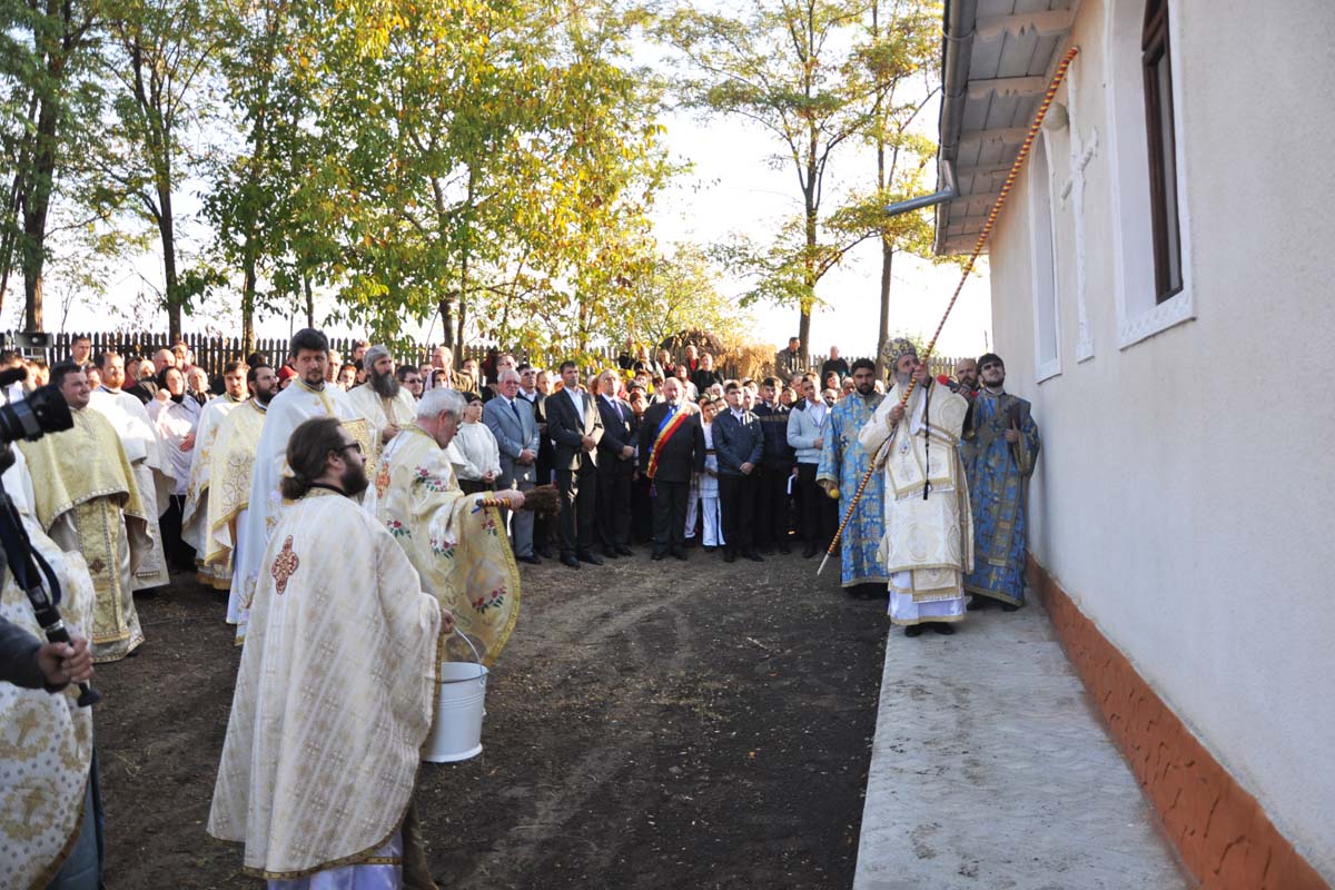 Sfinţire de biserică şi grădiniţă în localitatea ieşeană Traian