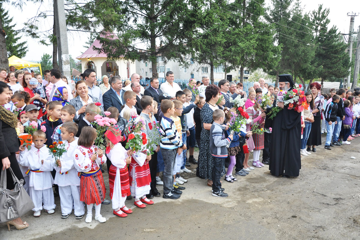 Altar de vară şi 90 de icoane în mozaic, sfinţite de IPS Teofan la Belceşti