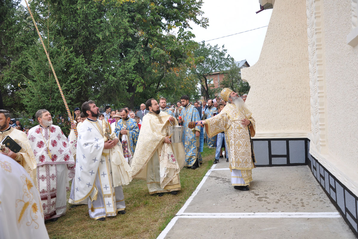 Momentul aniversar al parohiei „Sfinţii Arhangheli Mihail şi Gavriil“ a debutat cu oficierea slujbei de sfinţire, de către IPS Teofan, alături de un sobor de 20 de preoţi şi diaconi, a icoanelor mozaic de la exteriorul lăcaşului de cult Altar de vară şi 90 de icoane în mozaic, sfinţite de IPS Teofan la Belceşti