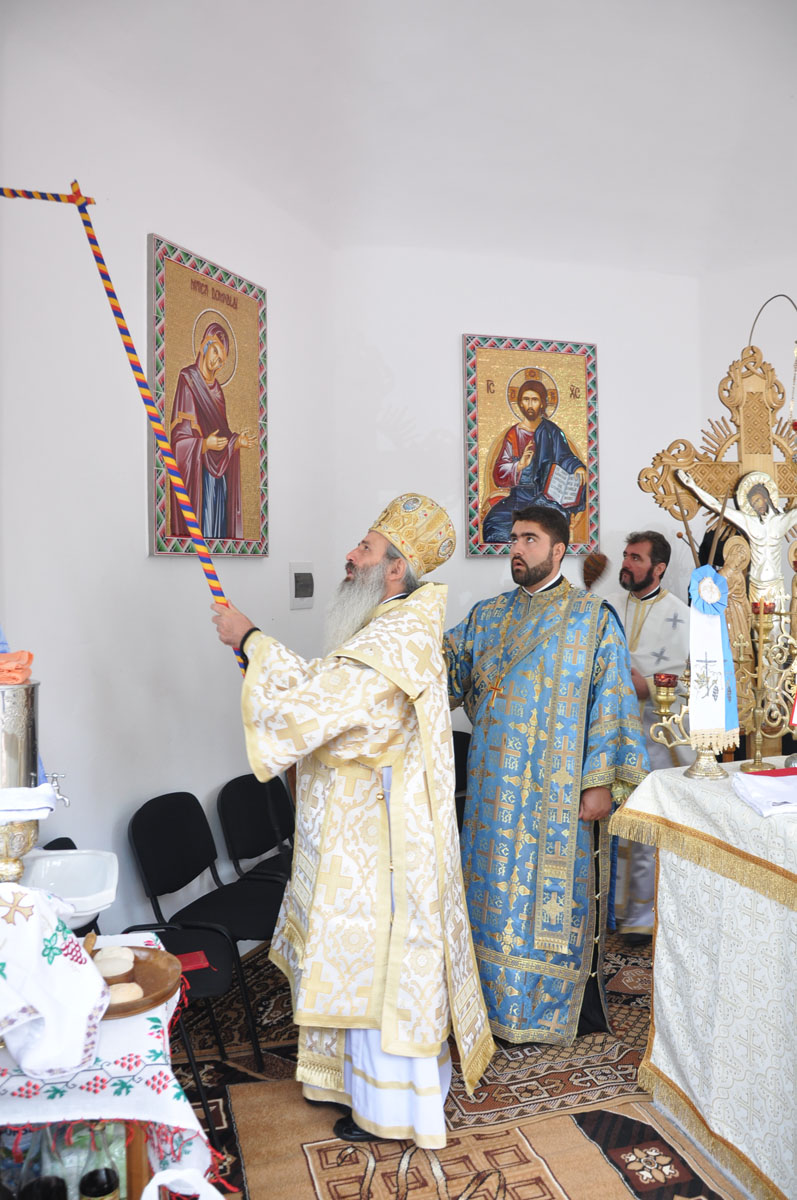 Altar de vară şi 90 de icoane în mozaic, sfinţite de IPS Teofan la Belceşti Altar de vară şi 90 de icoane în mozaic, sfinţite de IPS Teofan la Belceşti