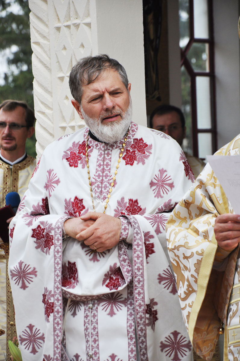 Pr. paroh Mihai Zaharia Altar de vară şi 90 de icoane în mozaic, sfinţite de IPS Teofan la Belceşti