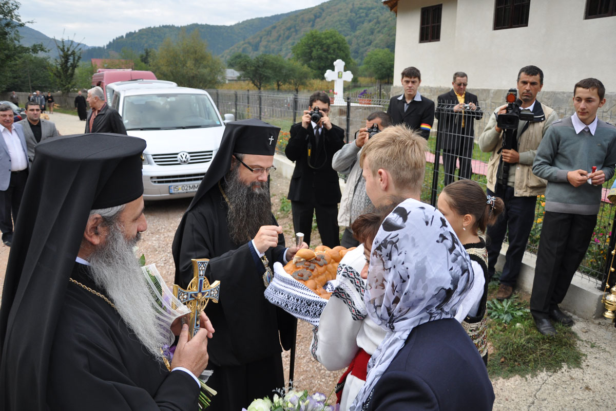Doi ierarhi la sfinţirea bisericii din Crivaia, Tarcău Doi ierarhi la sfinţirea bisericii din Crivaia, Tarcău