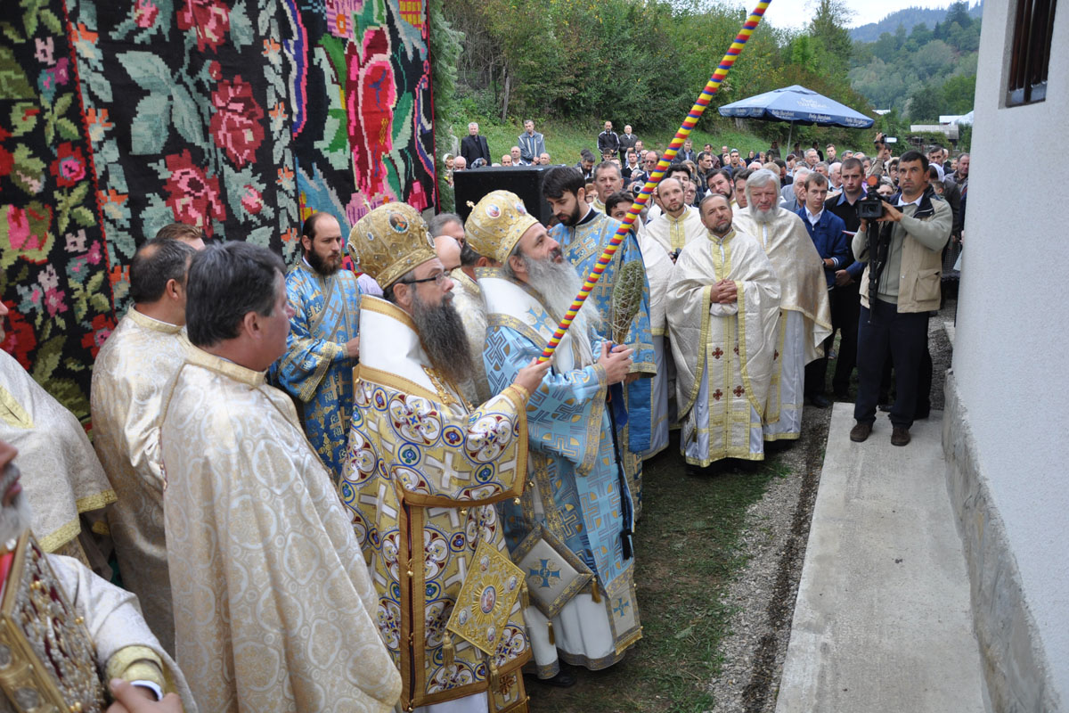 Doi ierarhi la sfinţirea bisericii din Crivaia, Tarcău Doi ierarhi la sfinţirea bisericii din Crivaia, Tarcău