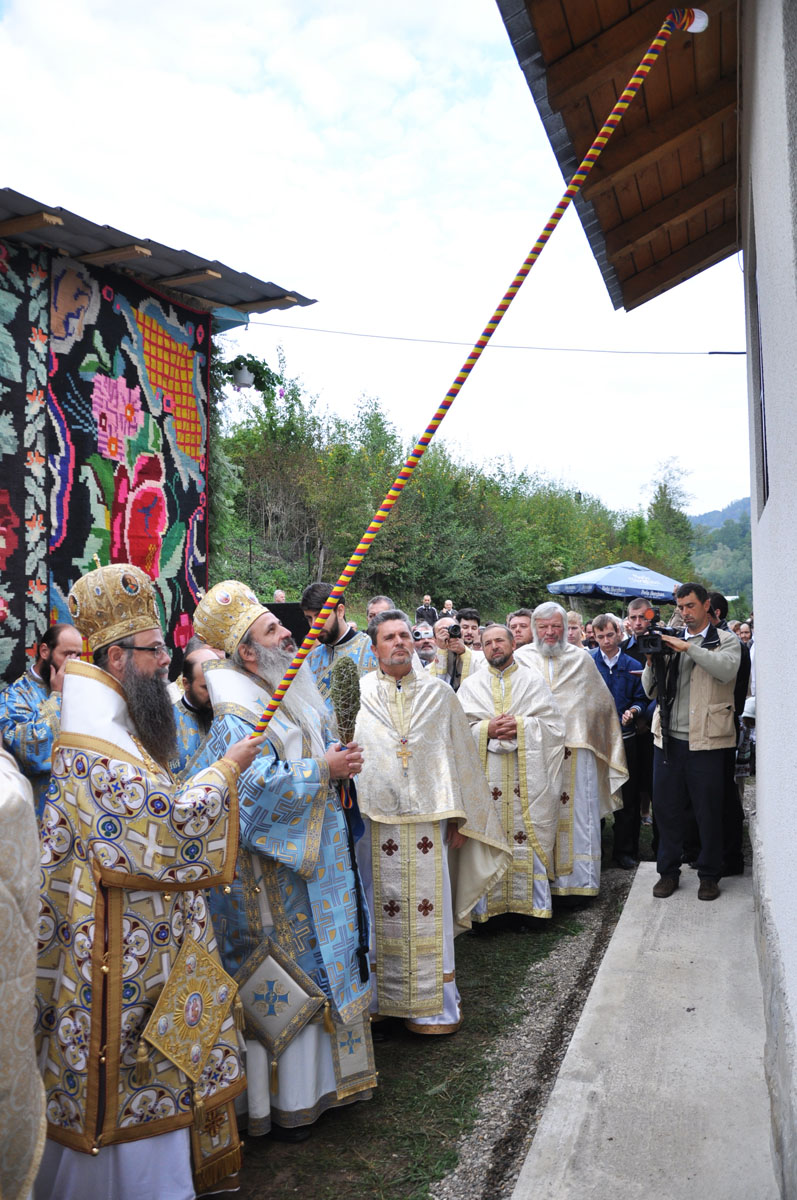 Doi ierarhi la sfinţirea bisericii din Crivaia, Tarcău Doi ierarhi la sfinţirea bisericii din Crivaia, Tarcău