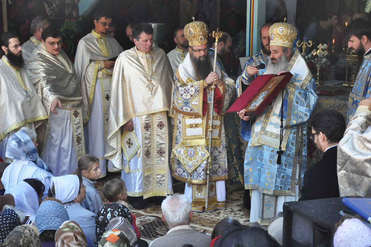 Doi ierarhi la sfinţirea bisericii din Crivaia, Tarcău Doi ierarhi la sfinţirea bisericii din Crivaia, Tarcău