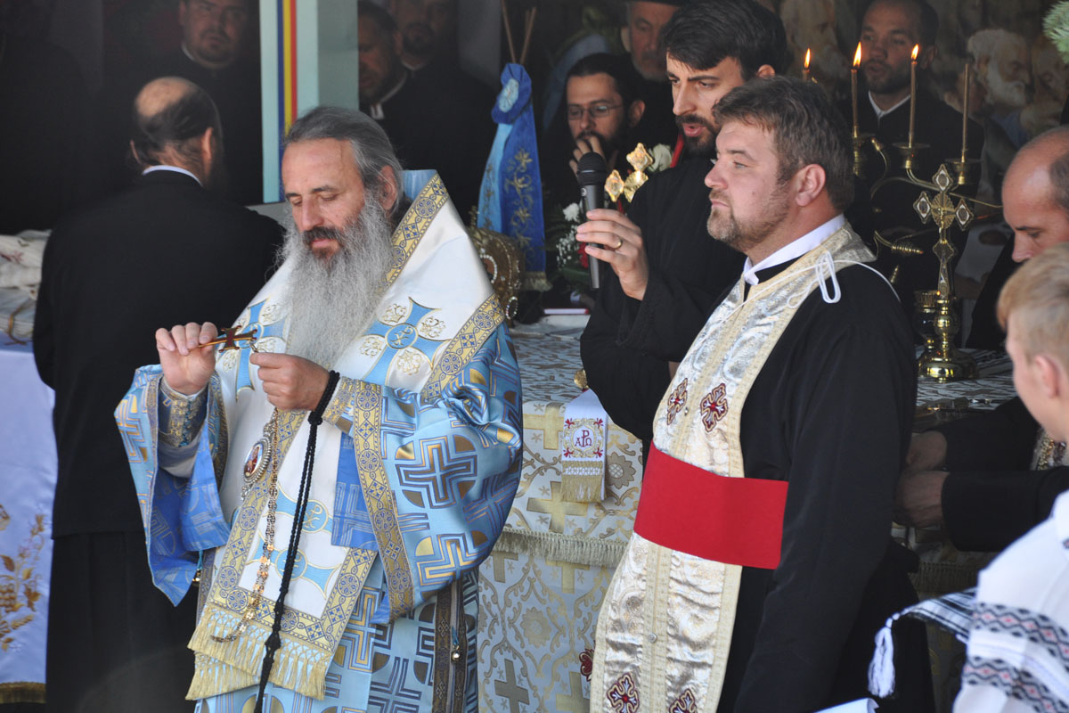 Doi ierarhi la sfinţirea bisericii din Crivaia, Tarcău Doi ierarhi la sfinţirea bisericii din Crivaia, Tarcău