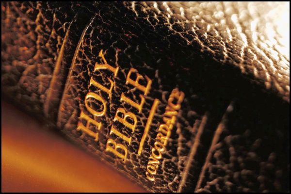 Profanarea unei Biblii în Cairo