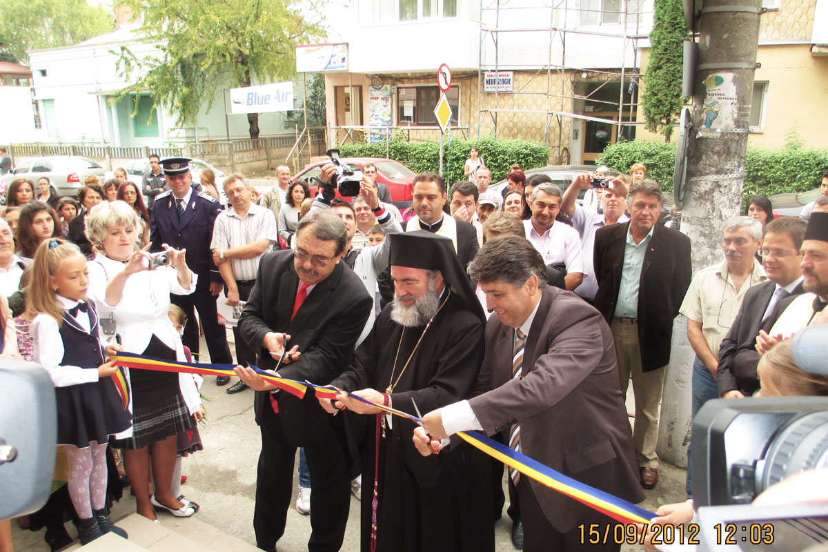 Şcoala „Al.I. Cuza“ din Roman a fost inaugurată după ample lucrări de modernizare PS Ioachim Băcăuanul a binecuvântat lucrările Şcolii „Al.I. Cuza“ din Roman