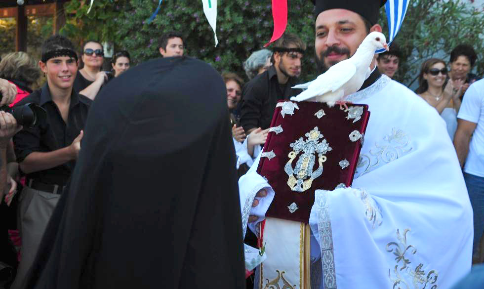Patriarhul Ecumenic, întâmpinat în Creta de un porumbel alb