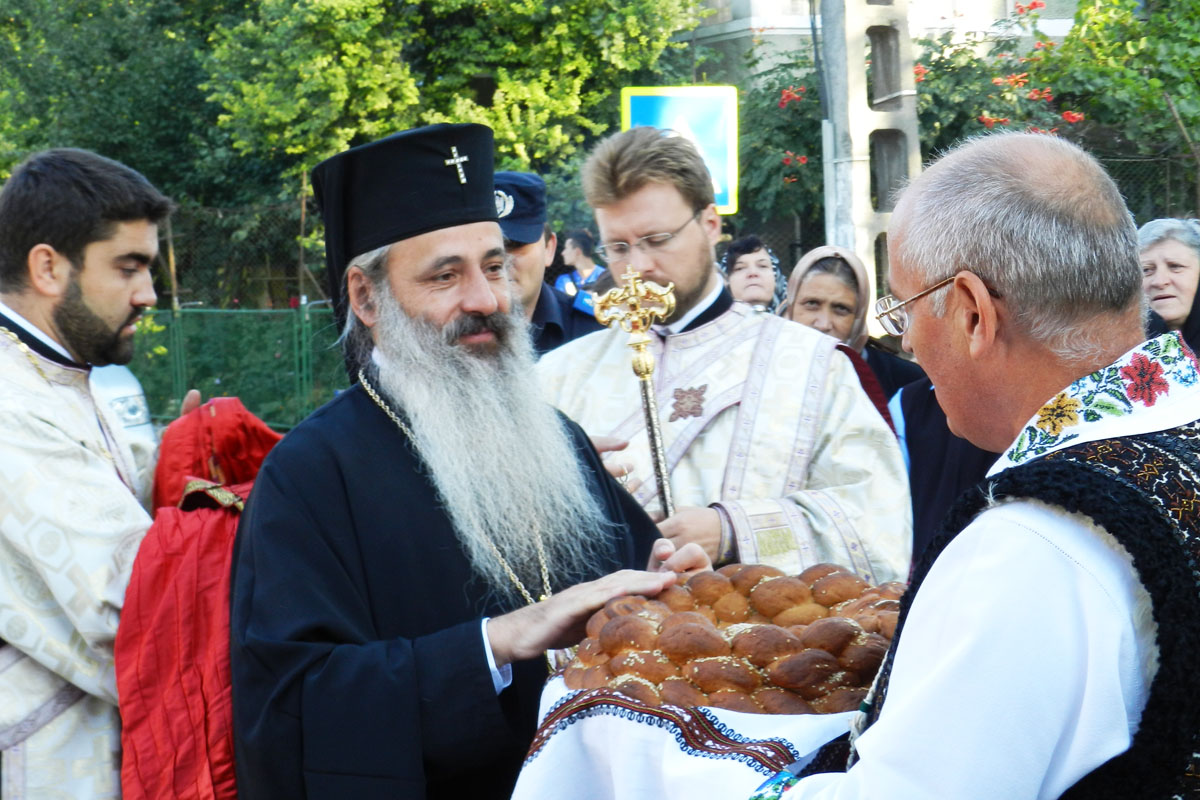 Mii de credincioşi la resfinţirea Bisericii „Sfântul Ierarh Spiridon“