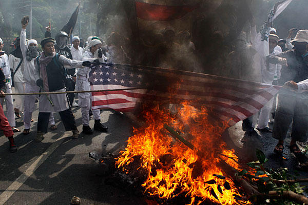 Peste 50 de morţi în protestele violente împotriva filmului blasfem
