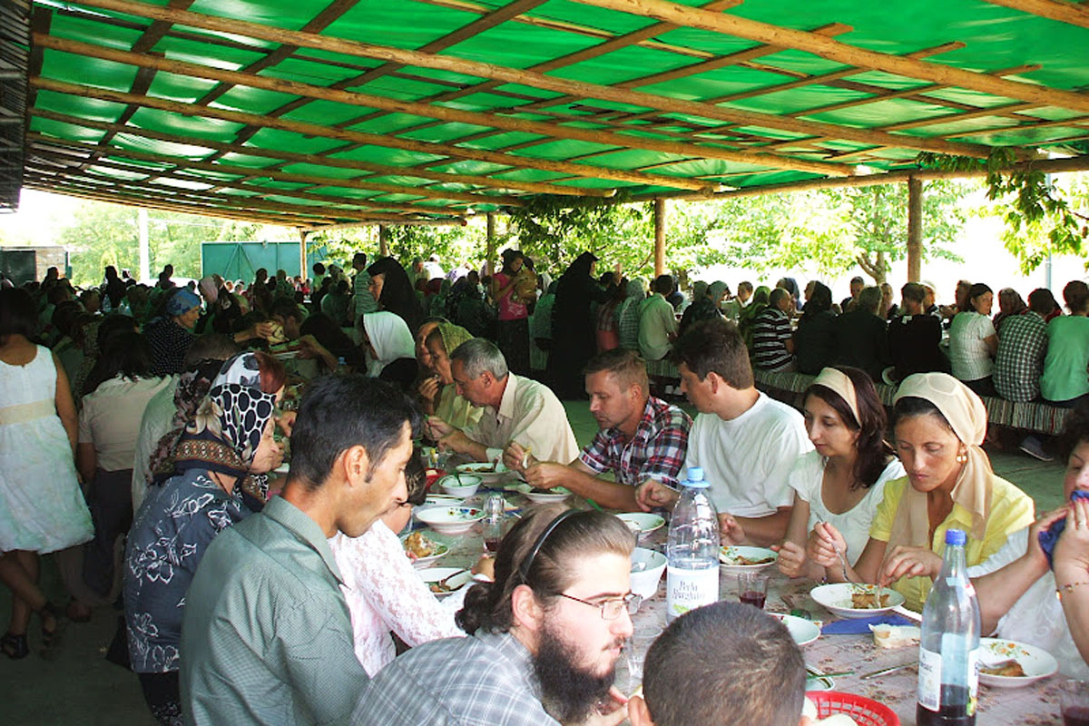 Filantropie la mănăstirile din zona Buhuşiului