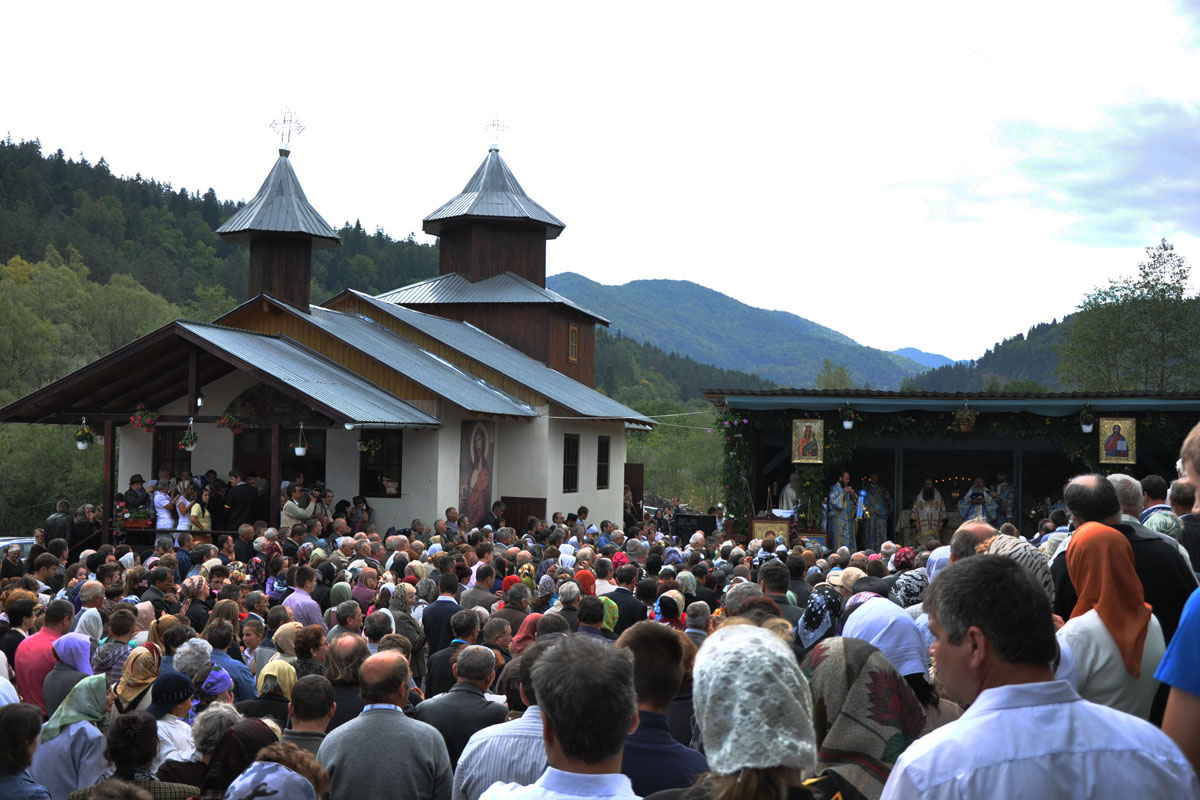 Doi ierarhi la sfinţirea bisericii din Crivaia, Tarcău