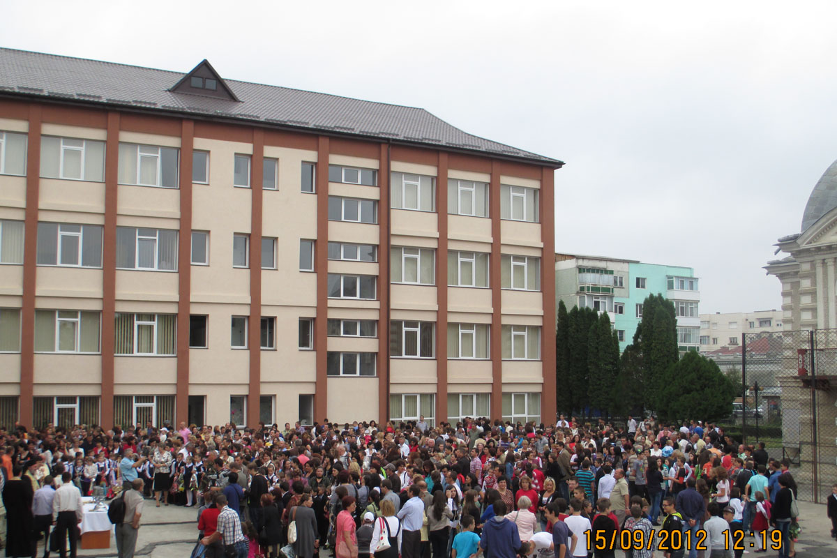 Sute de romaşcani, alături de copiii lor, au participat sâmbătă la momentul festiv PS Ioachim Băcăuanul a binecuvântat lucrările Şcolii „Al.I. Cuza“ din Roman