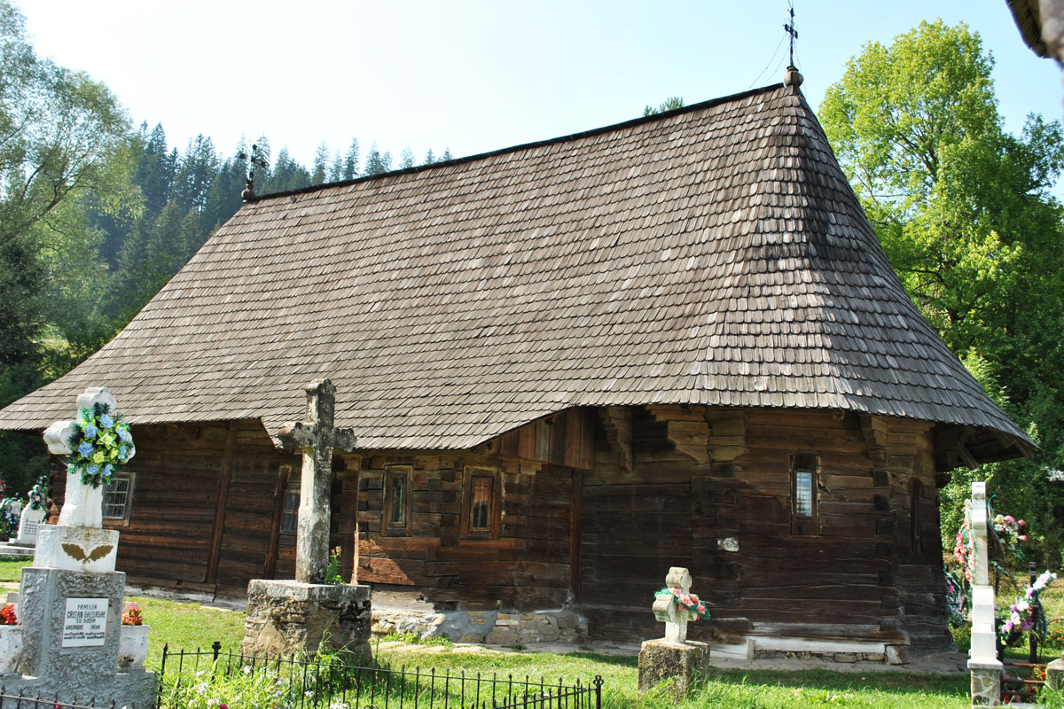 Vechea biserică a Putnei, un monument condamnat la dispariţie